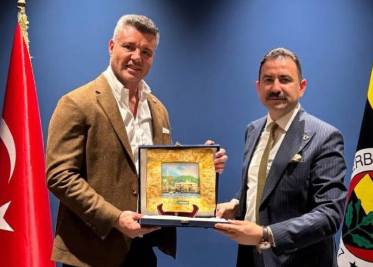 Testi pozitif çıkmıştı: Yeşilay’dan Fenerbahçe Başkanı Saran’a plaket