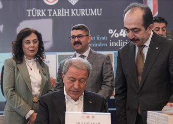 Akar, Külliye’de okurlarıyla buluştu