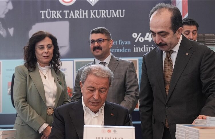 Akar, Külliye'de okurlarıyla buluştu 1 Akar, Külliye’de okurlarıyla buluştu