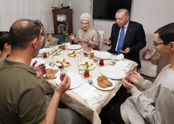 Cumhurbaşkanı Erdoğan, Kayacık ailesinin iftar sofrasına konuk oldu
