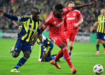 Fenerbahçe evinde İngiliz ekibine farklı yenildi