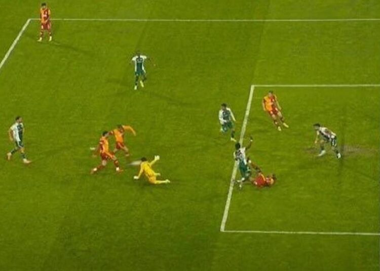 Galatasaray’ın iptal edilen golü yorumcuları böldü