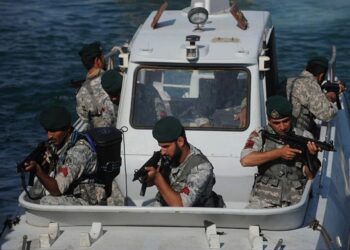 İran, Hürmüz Boğazı’nda askeri tatbikat başlattı