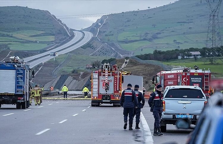 Balıkesir’de F-16 düştü: Pilot şehit oldu 1 Balıkesir’de F-16 düştü: Pilot şehit oldu
