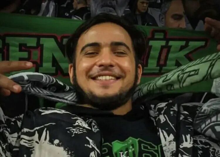 Devre arasında tribünden düşen taraftar hayatını kaybetti 1 Devre arasında tribünden düşen taraftar hayatını kaybetti