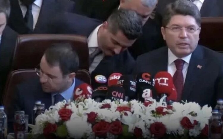 Aslı Güney yazdı I Semboller üzerinden Adalet Bakanı Akın Gürlek’e mesaj mı verildi? 1 Aslı Güney yazdı I Semboller üzerinden Adalet Bakanı Akın Gürlek’e mesaj mı verildi?