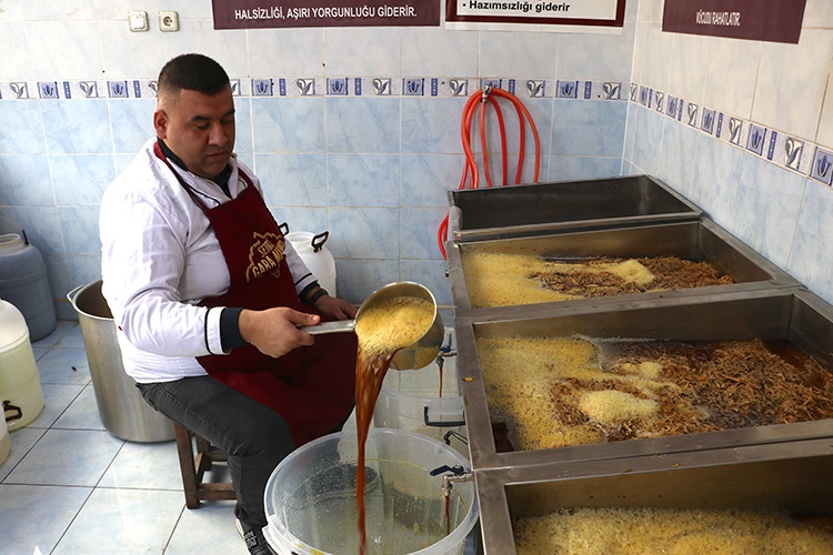 Geleneksel iftar sofralarının vazgeçilmez içeceği meyan şerbeti 1 Geleneksel iftar sofralarının vazgeçilmez içeceği meyan şerbeti