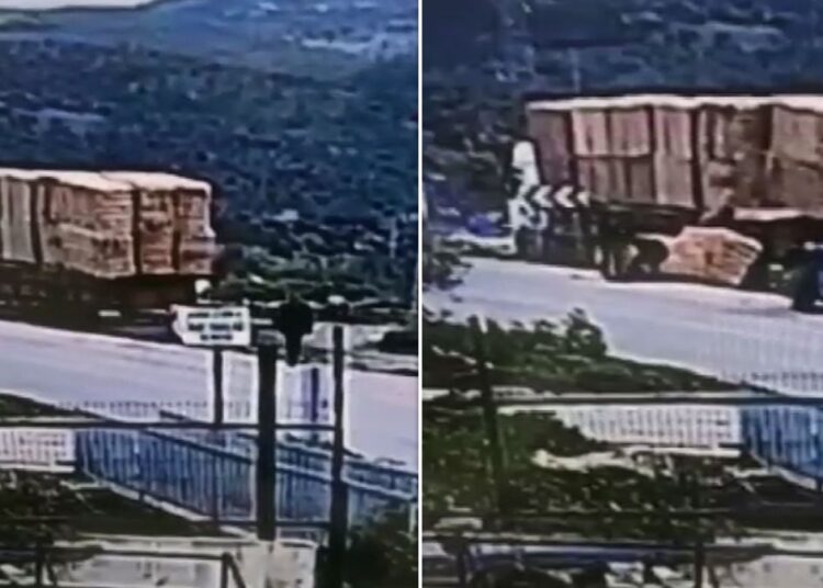 Yolda yürürken üzerine saman düşen kişi yaşamını yitirdi