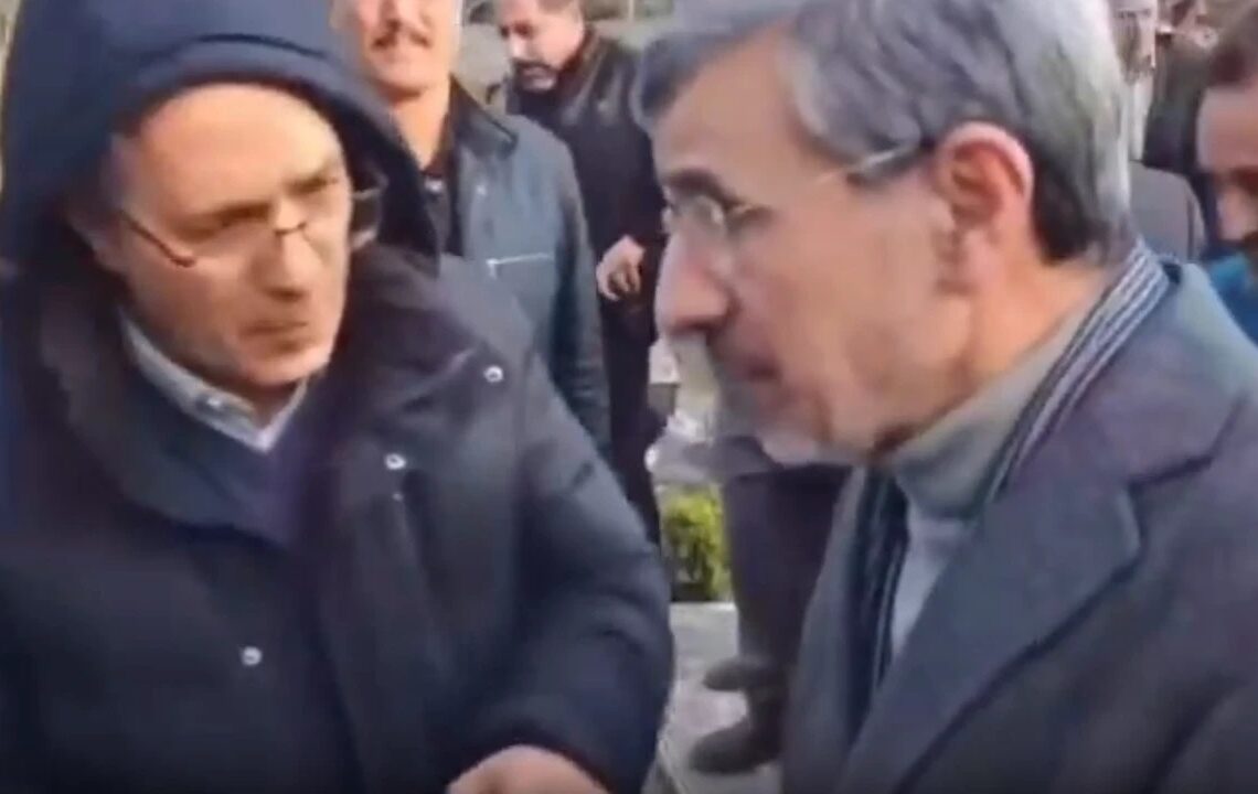 Öldü denilen Ahmedinejad, şehitlik ziyaretinde ortaya çıktı 1 Öldü denilen Ahmedinejad, şehitlik ziyaretinde ortaya çıktı