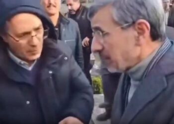 Öldü denilen Ahmedinejad, şehitlik ziyaretinde ortaya çıktı