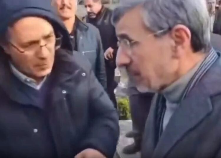 Öldü denilen Ahmedinejad, şehitlik ziyaretinde ortaya çıktı