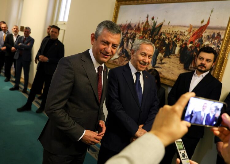 Özgür Özel’den eski TBMM Başkanı Arınç’a iadei ziyaret