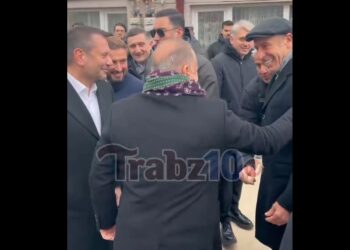 Orhan Kaynak'ın cenazesindeki gülüşmeler tepki topladı 5 Orhan Kaynak’ın cenazesindeki gülüşmeler tepki topladı