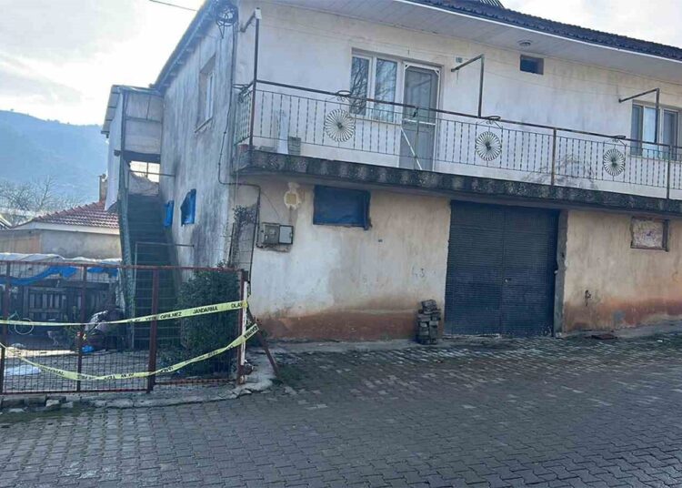 Boşanma aşamasındaki eşini ve ailesini öldürdü