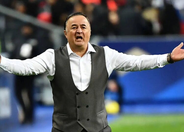 Havalimanında kalp krizi geçiren ünlü teknik direktör yaşamını yitirdi