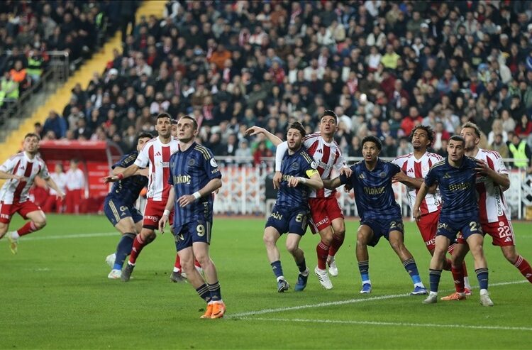 Fenerbahçe şampiyonluk yolunda yara aldı