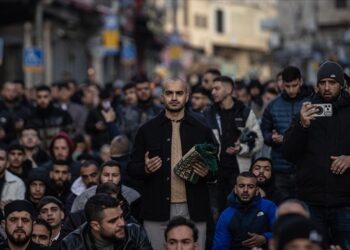 İsrail izin vermedi, Filistinliler, bayram namazını Mescid-i Aksa çevresinde kıldı