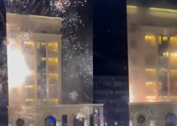 Millilerin kaldığı otele havai fişekli saldırı