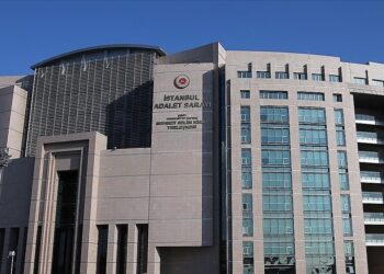 “Rüşvete aracılık” iddiasıyla eski savcı hakkında 22 yıl hapis istendi