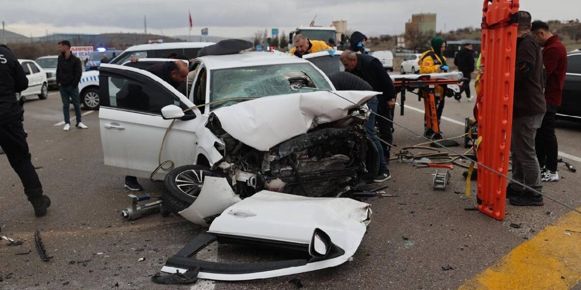 Zincirleme kazada 3 kişi hayatını kaybetti