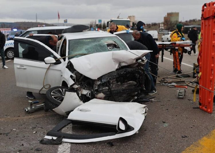 Zincirleme kazada 3 kişi hayatını kaybetti