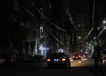 Tasarruf önlemleri kapsamında Kahire sokakları karanlığa büründü