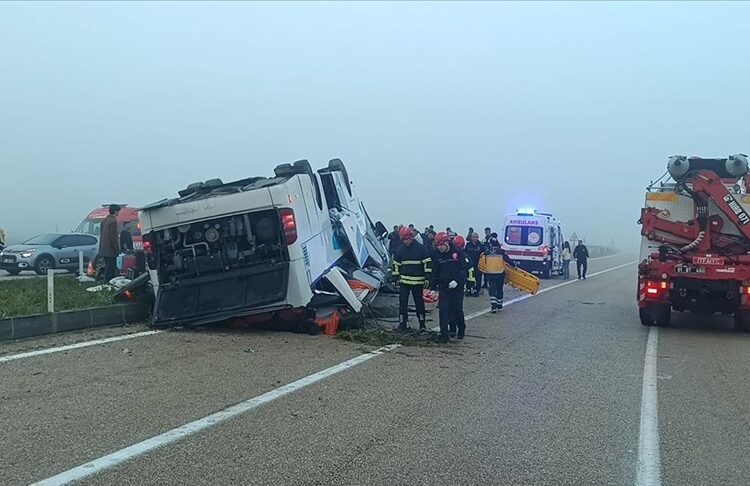 Kozan’da otobüs kazası: 2 ölü, 23 yaralı