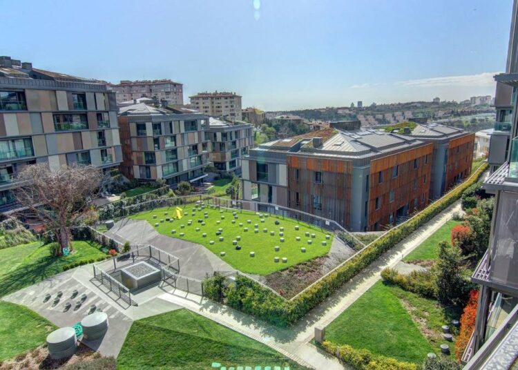 Ünlülerin yaşadığı sitenin yöneticisi aidatları kumarda harcamış 