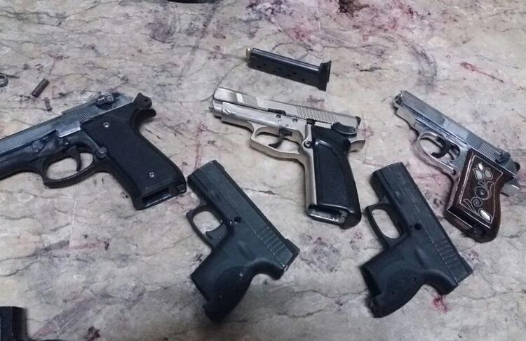 Yasa dışı silah ticareti yapan kişinin evinden cephanelik çıktı