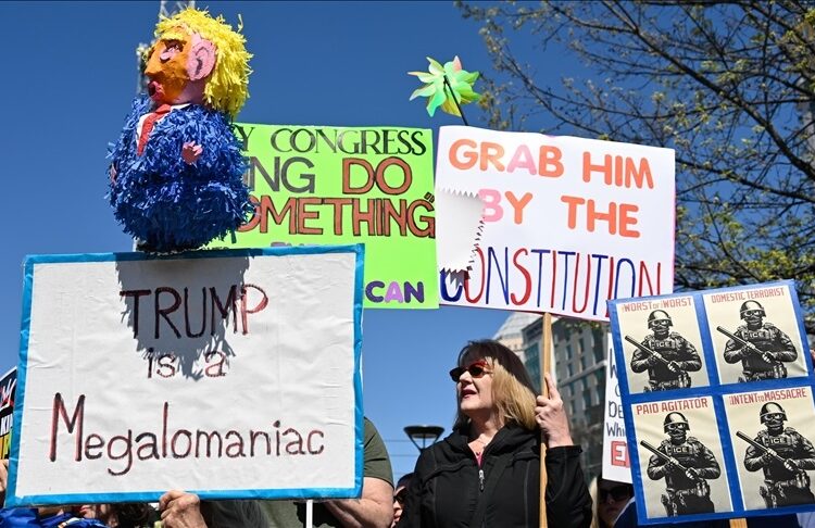 ABD'de, Trump yönetimine karşı "Krallara Hayır" protestosu düzenlendi 1 ABD’de, Trump yönetimine karşı “Krallara Hayır” protestosu düzenlendi
