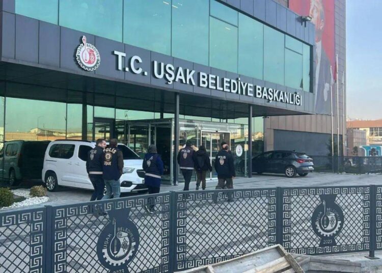 Uşak Belediye Başkanı Yalım, rüşvet iddiasıyla gözaltına alındı 1 Uşak Belediye Başkanı Yalım, rüşvet iddiasıyla gözaltına alındı