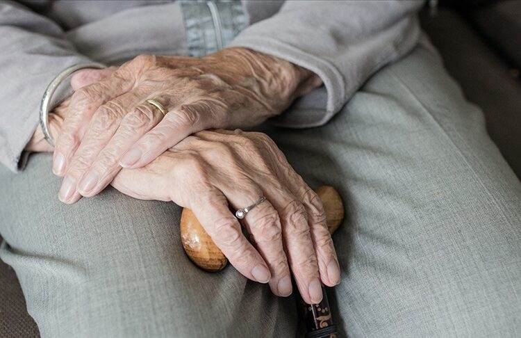 Türkiye’de yaklaşık 1,8 milyon yaşlı tek başına yaşıyor