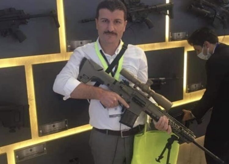 Lise müdürünün paylaştığı silahlı poz tepki çekti