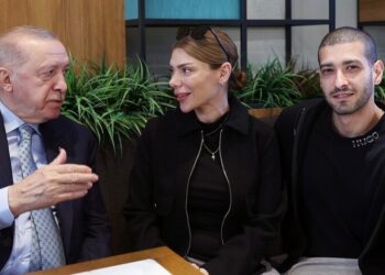 Erdoğan, kafede vatandaşlarla sohbet etti