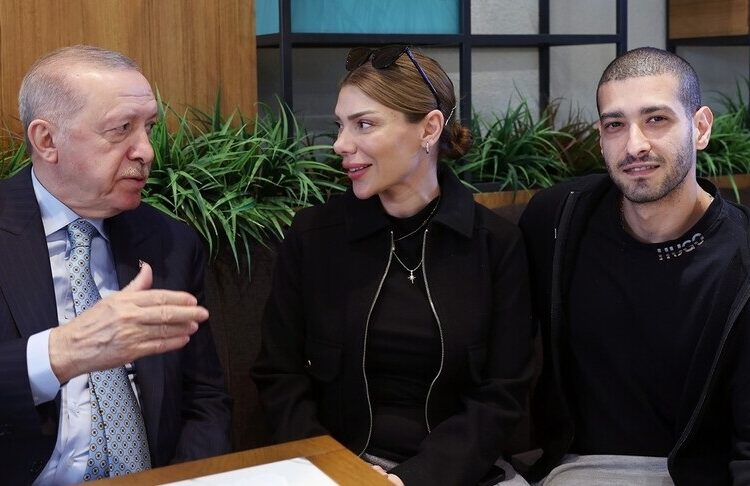 Erdoğan, kafede vatandaşlarla sohbet etti 1 Erdoğan, kafede vatandaşlarla sohbet etti