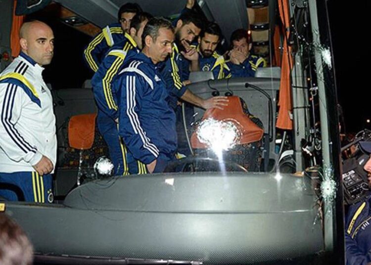 Fenerbahçe otobüsüne saldırıyla ilgili 5 gözaltı 1 Fenerbahçe’den “4018 gündür soruyoruz, failler nerede?” paylaşımı