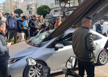 Ucuz atlattılar: Kamyondan fırlayan demirler otomobile saplandı
