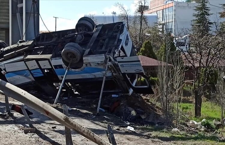Özel halk otobüsü üst geçidin ayağına çarptı: 5 ölü, 14 yaralı 1 Özel halk otobüsü üst geçidin ayağına çarptı: 5 ölü, 14 yaralı