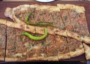 İzmir’de pide harcının içinden at eti çıktı