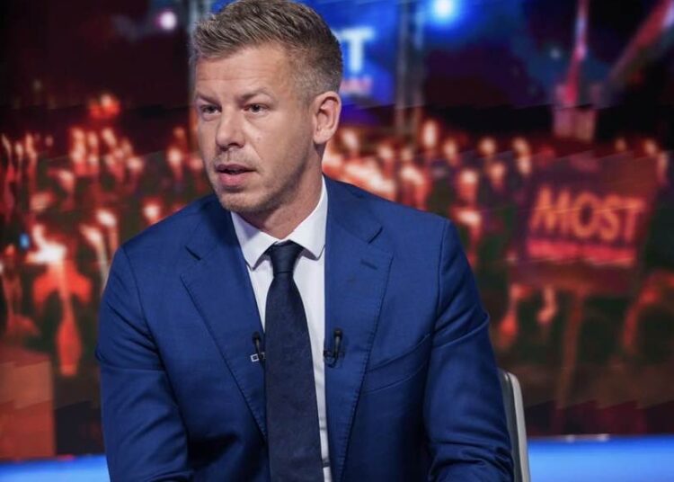 Magyar, kendi maaşını % 50, milletvekili maaşlarını da % 40 düşürdü 1 Magyar işe devlete ait M1 haber kanalını kapatarak başladı