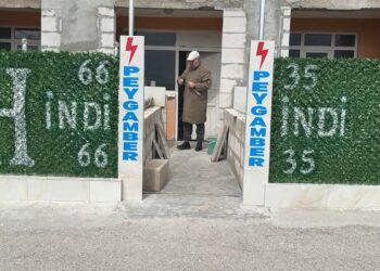 “Ben Mesih’im, indim” diye evinin çitlerine yazılar astı