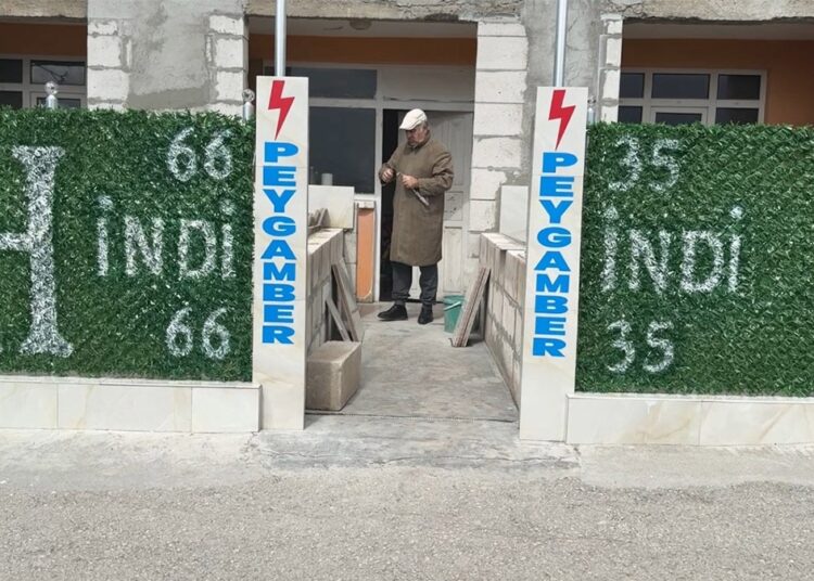 "Ben Mesih'im, indim" diye evinin çitlerine yazılar astı 1 “Ben Mesih’im, indim” diye evinin çitlerine yazılar astı