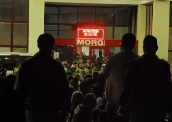 Aileler, geceyi hastane morgunun kapısında geçirdi