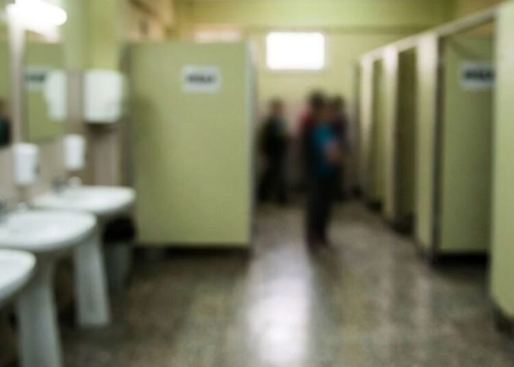Okul tuvaletinde silah ve tehdit notu bulundu
