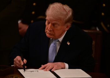 Trump’tan istihbarata yetkisiz dinleme imkanı
