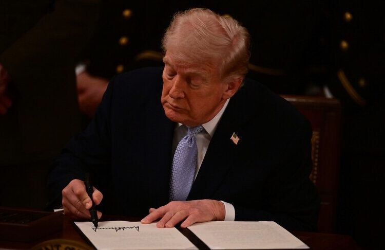 Trump'tan istihbarata yetkisiz dinleme imkanı 1 Trump’tan istihbarata yetkisiz dinleme imkanı