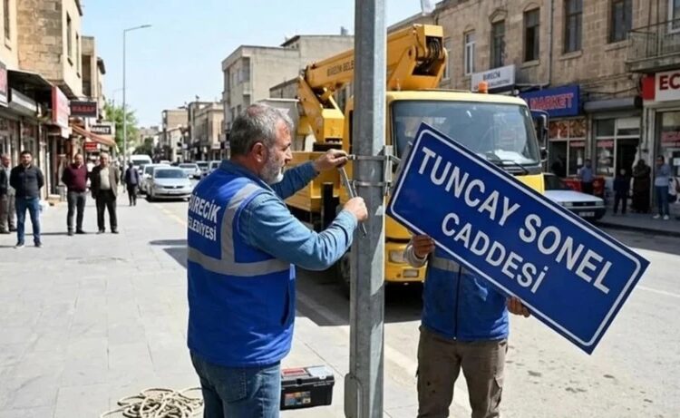 Adı iki caddeye birden verilmiş: Sonel’in isminin yazılı olduğu tabelalar kaldırıldı 1 Adı iki caddeye birden verilmiş: Sonel’in isminin yazılı olduğu tabelalar kaldırıldı