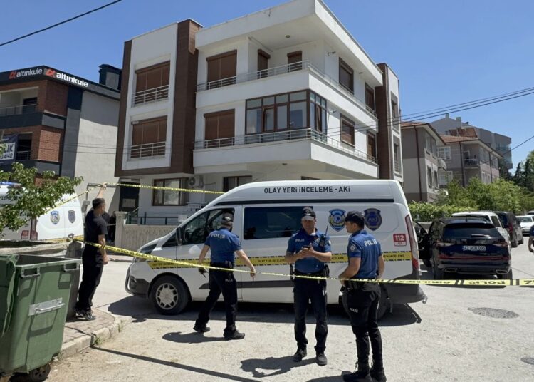 Hukuk öğrencisi tartıştığı anne ve babasını bıçaklayarak öldürdü 1 Hukuk öğrencisi tartıştığı anne ve babasını bıçaklayarak öldürdü