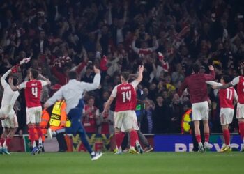 Arsenal 22 yıl sonra şampiyonluk hasretine son verdi 2 Arsenal 22 yıl sonra şampiyonluk hasretine son verdi