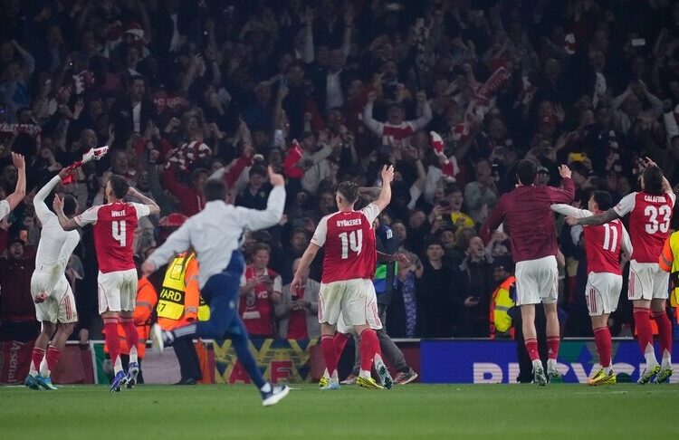 Arsenal 22 yıl sonra şampiyonluk hasretine son verdi 1 Arsenal 22 yıl sonra şampiyonluk hasretine son verdi